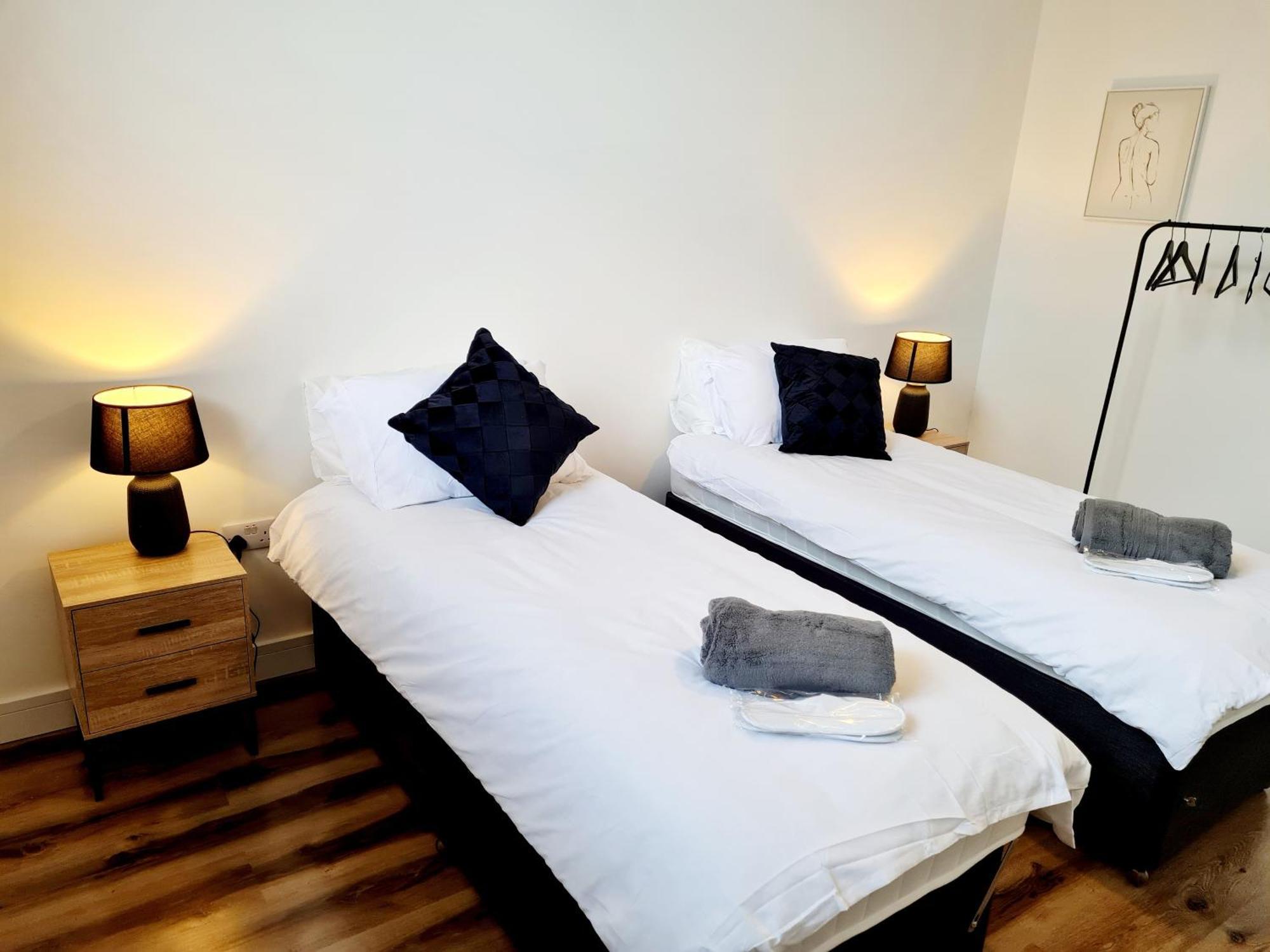 Апартаменти Burkhardt Hall- Parking Included- Sleeps 4 Свіндон Екстер'єр фото